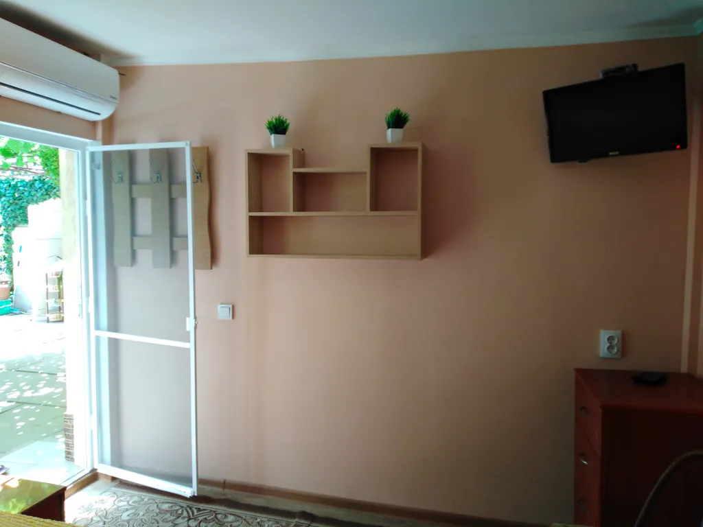 Комната в зелёном дворе