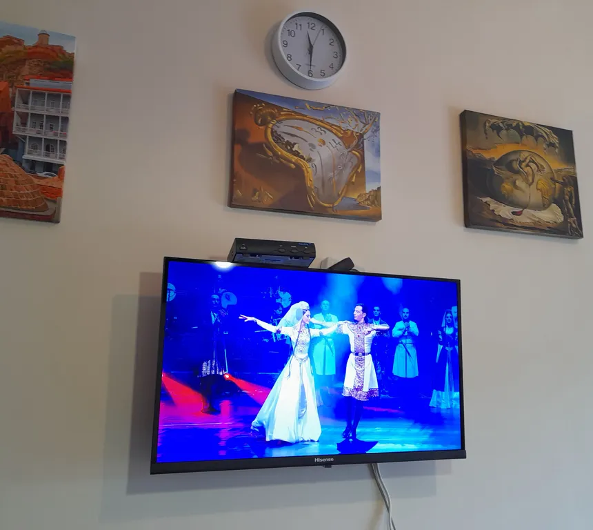 Уютная квартира у моря с видом с балкона на достопримечательности, ели и город