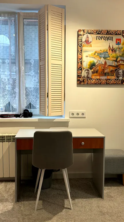 Твин с видом на оживленный дворик кафе