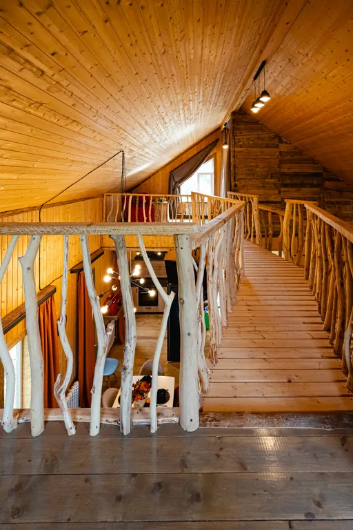 Дом с деревом