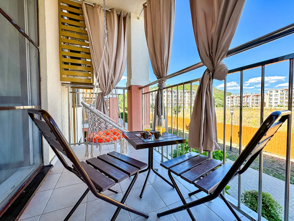 Квартира в Долине Сукко, 5 бассейнов на территории, качели на балконе