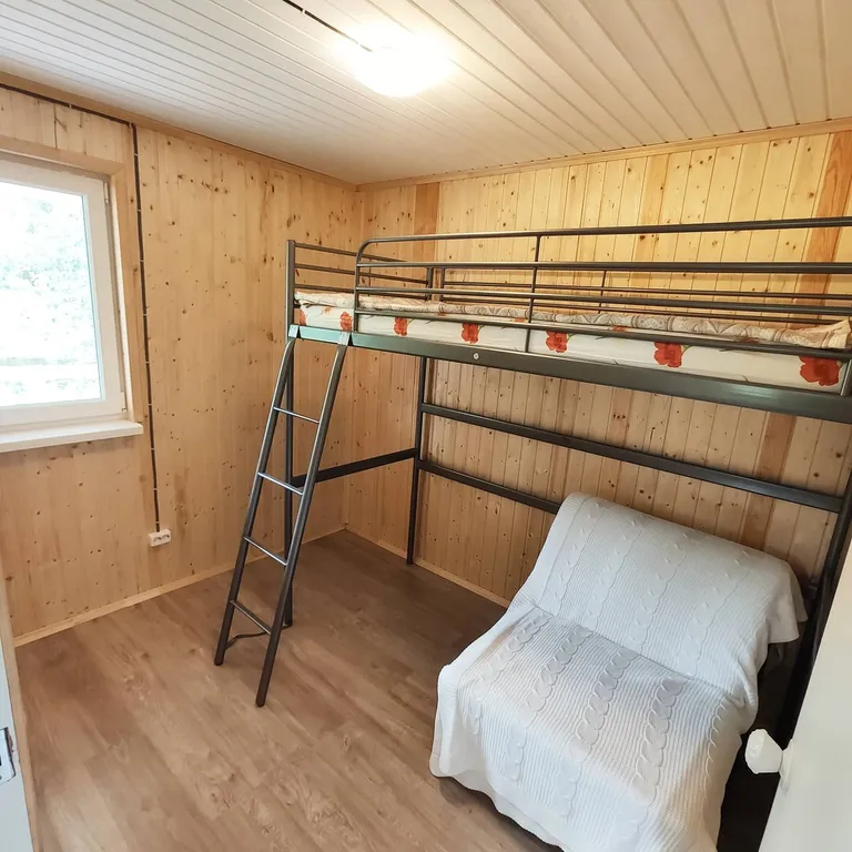 Коттедж Дом с террасой прямо на берегу реки — Торфяное