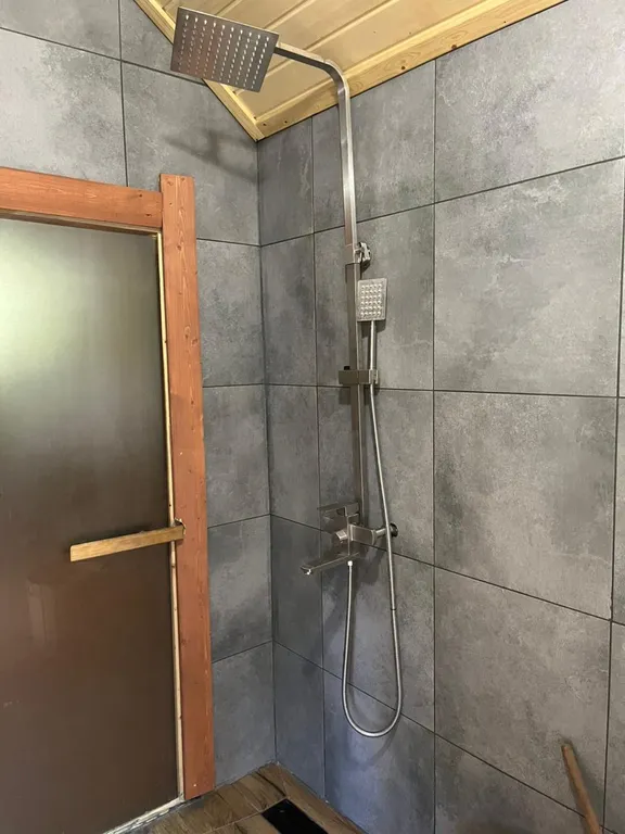 Домик в лесу с камином и баней