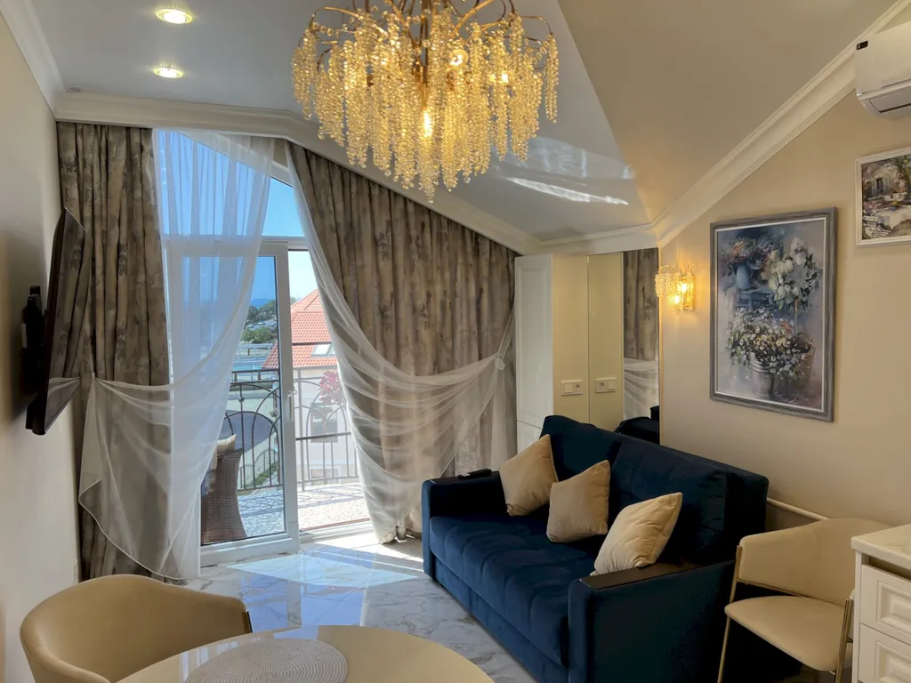 Квартира с балконом и видом на открытое море, Толстый мыс