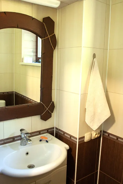 Деревянный дом у озера с сауной и бильярдом