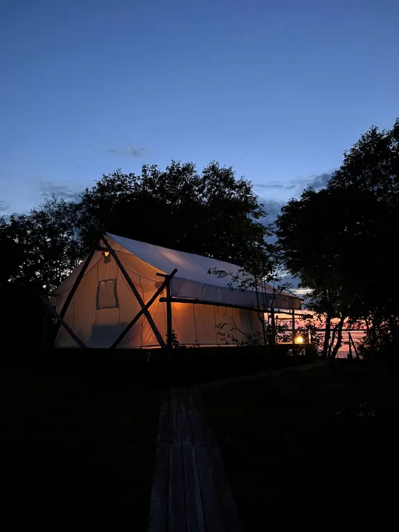 Сафари-тент эко-глэмпинг на берегу озера