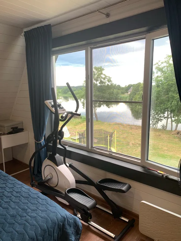 Уютный дом на берегу реки