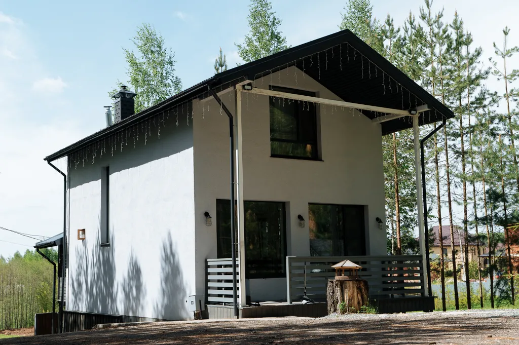 Уютный новый дом у хвойного леса в черте города