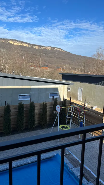 Вилла с бассейном на берегу реки