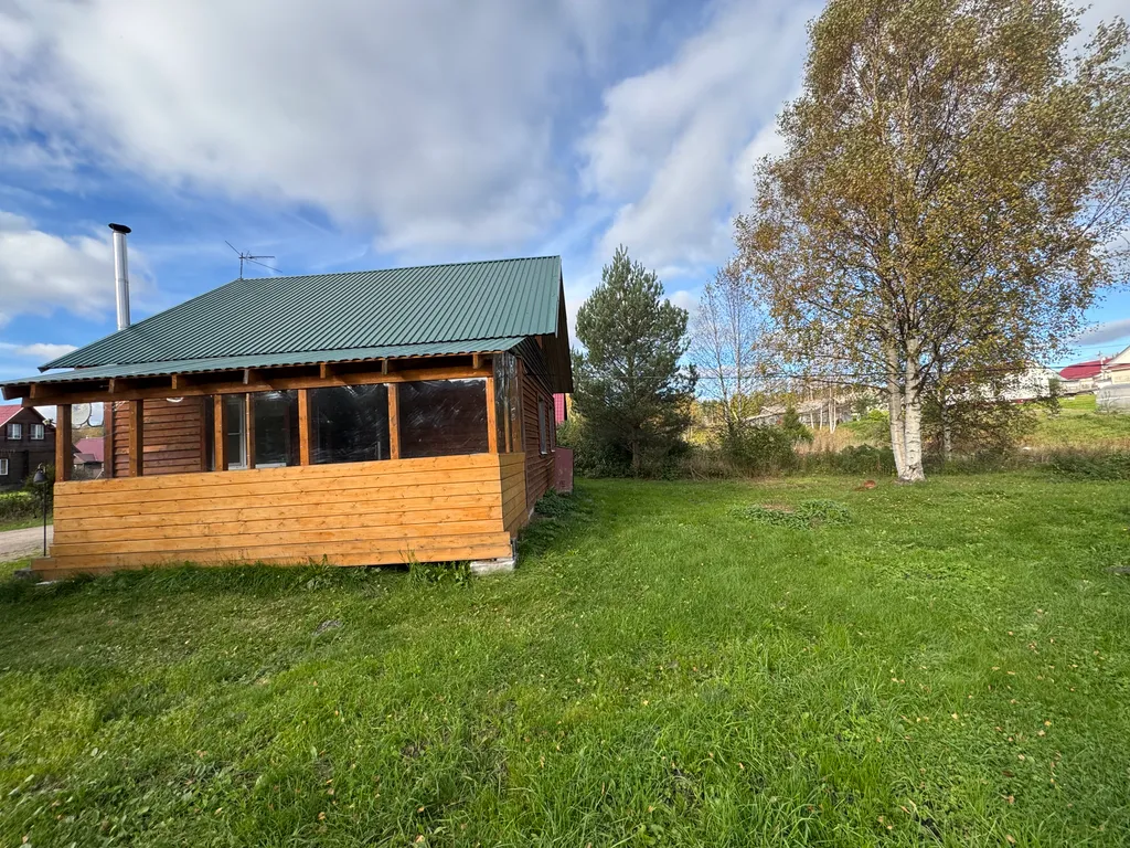 Домик прямо на берегу реки в Карелии