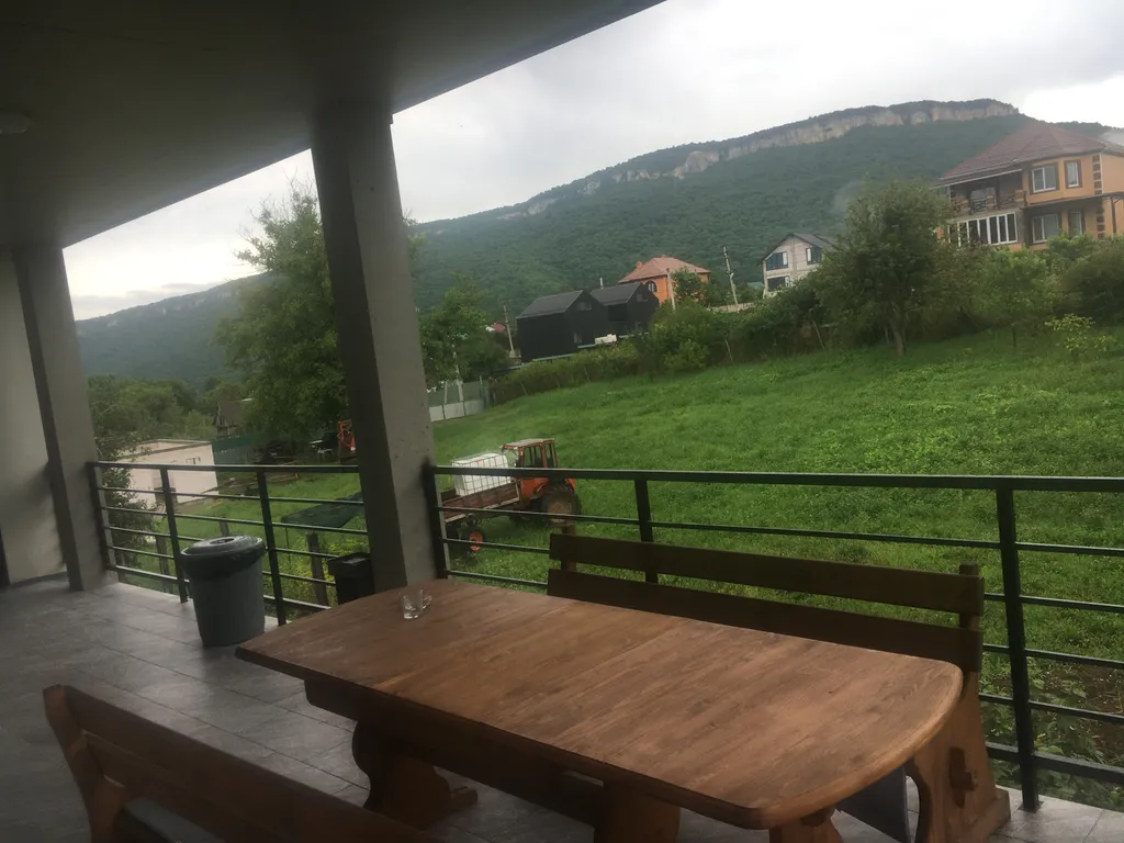 Номер люкс с видом на горы и всегда теплым бассейном