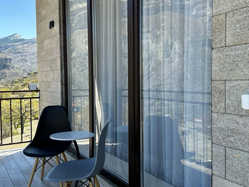 Новый стильный дом с видом на горы