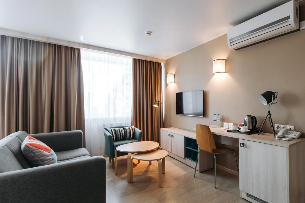 Номер Бизнес с двуспальной кроватью и диваном