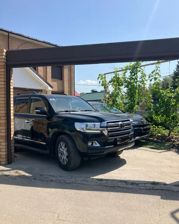 Трехэтажный коттедж с бассейном на берегу Волги