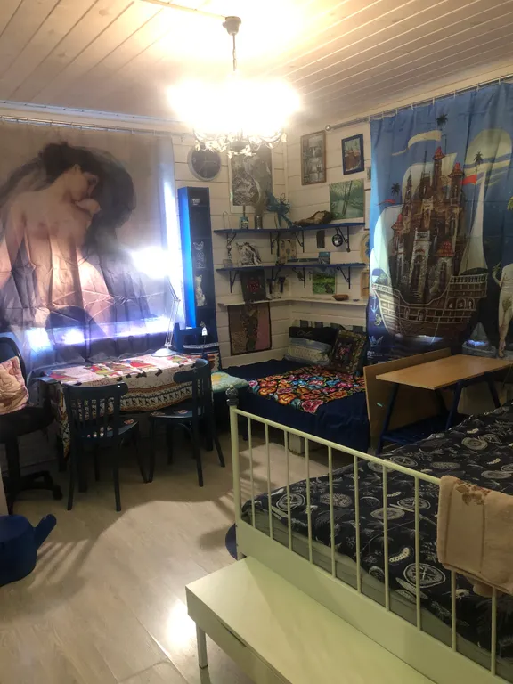 Красивая комната на втором этаже деревянного дома