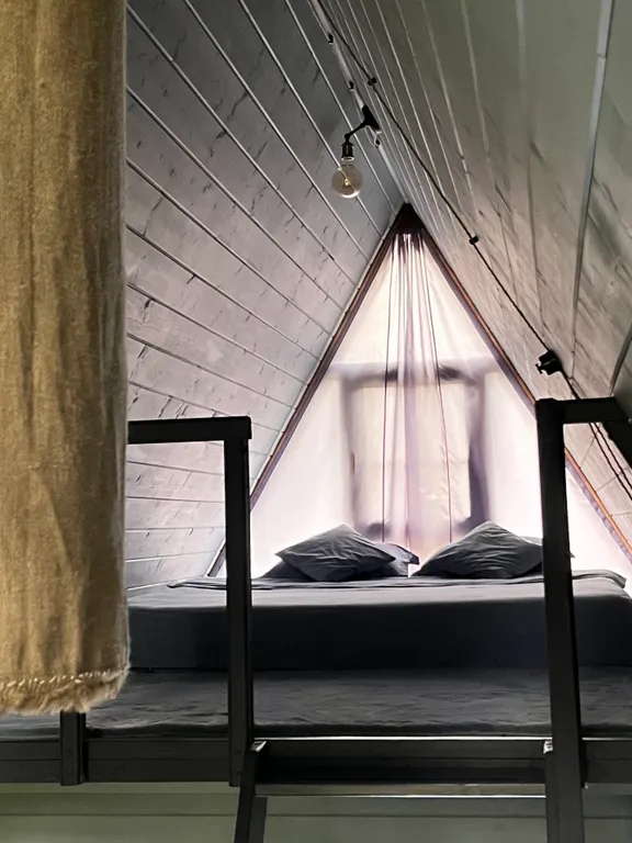 Уютный дом A-Frame в лесу