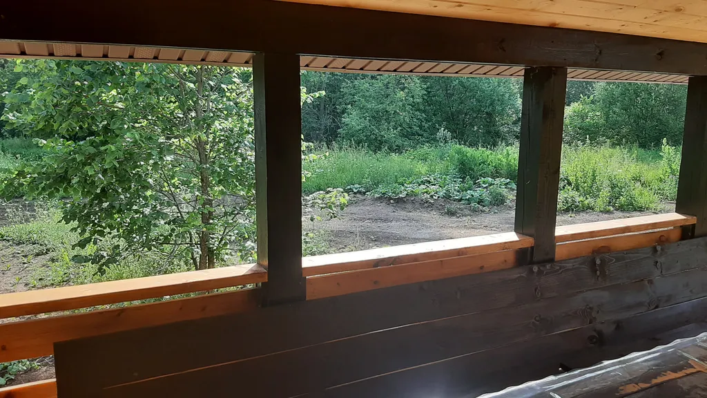 Новые деревянные дома в предгорье Уральских горберегу 3 рек