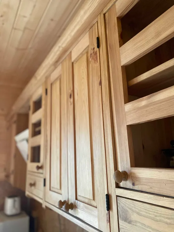 Деревянный дом на берегу реки с беседкой