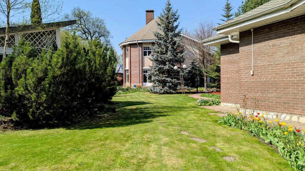 Дом с бассейном в 3 километрах от МКАД