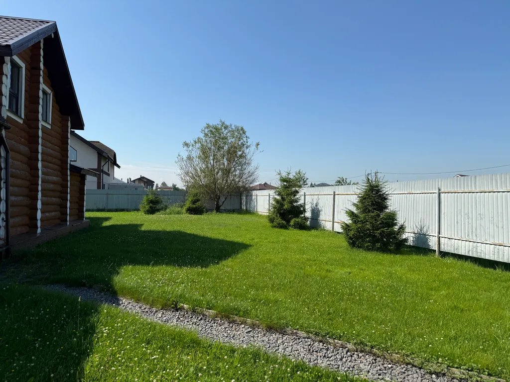 Бревенчатый коттедж с баней и бассейном