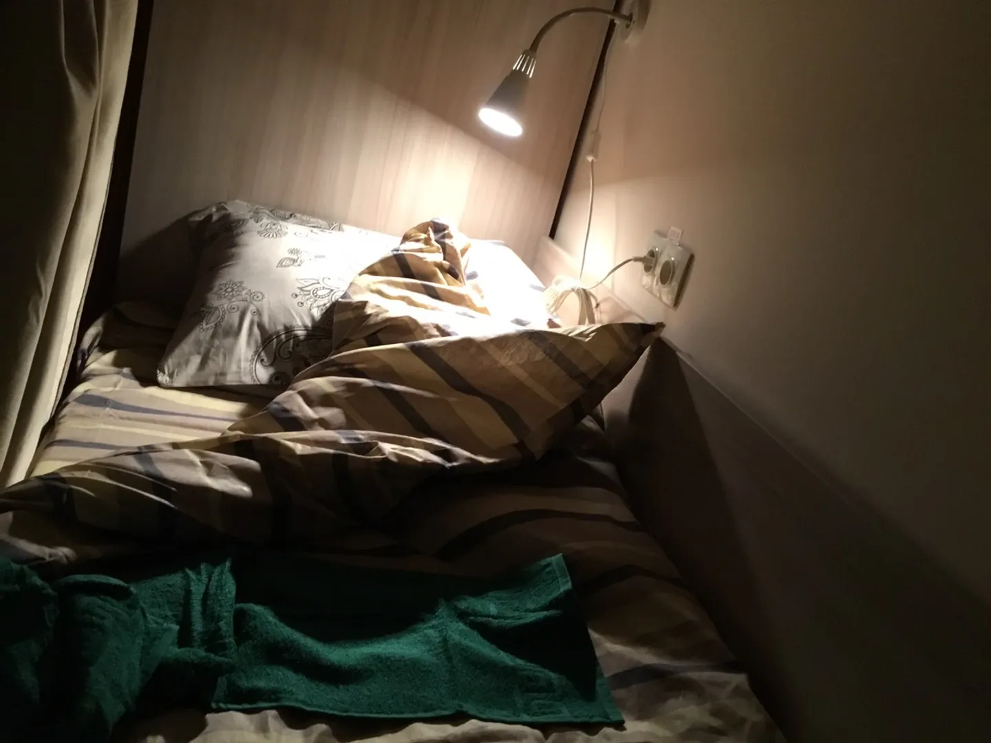 уютное спальное место за шторкой, с индивидуальными светильником и розеткой