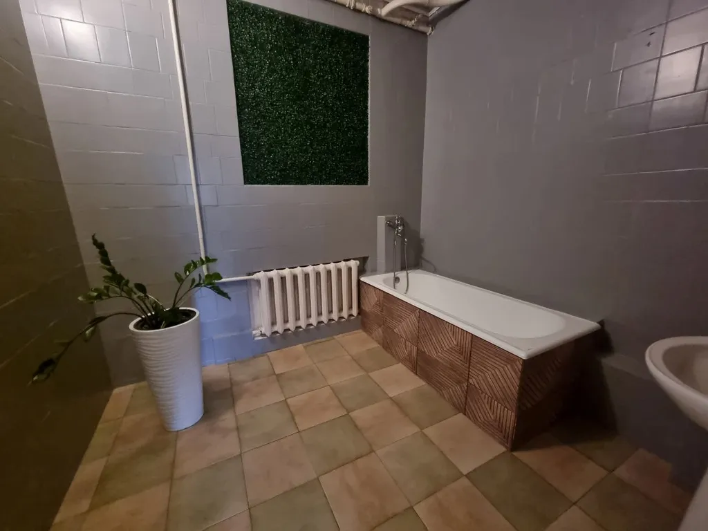 Коттедж у пруда в окружении леса