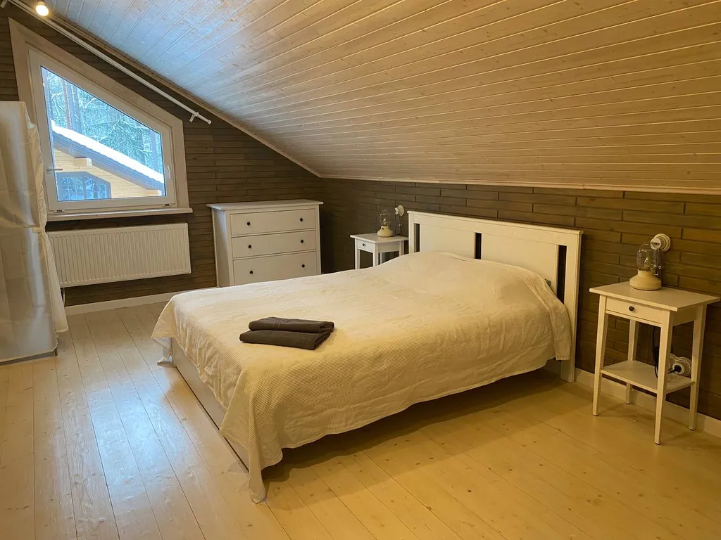 Домик в лесу на берегу озера