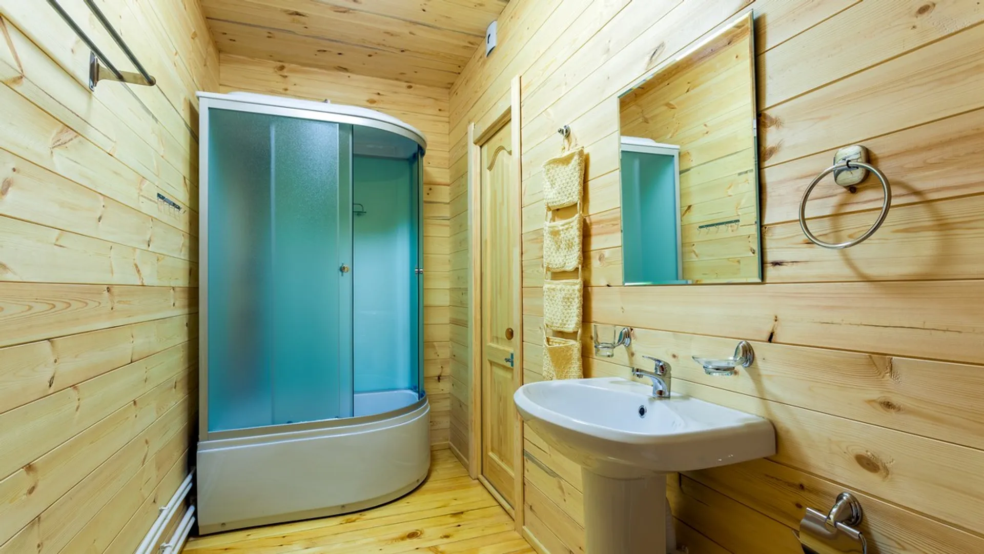 В домике три ванных комнаты с душем