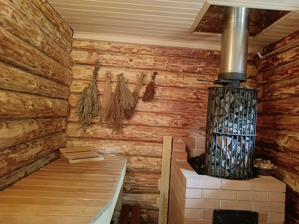 Темный домик на опушке леса