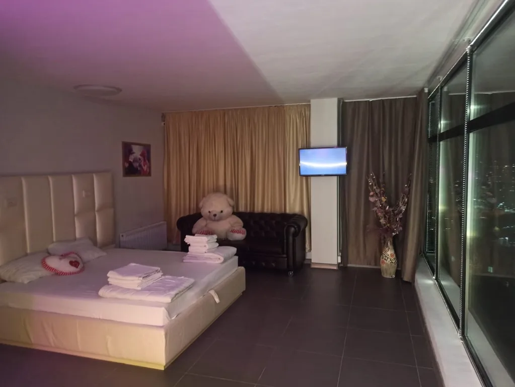 Студия с панорамными окнами и джакузи