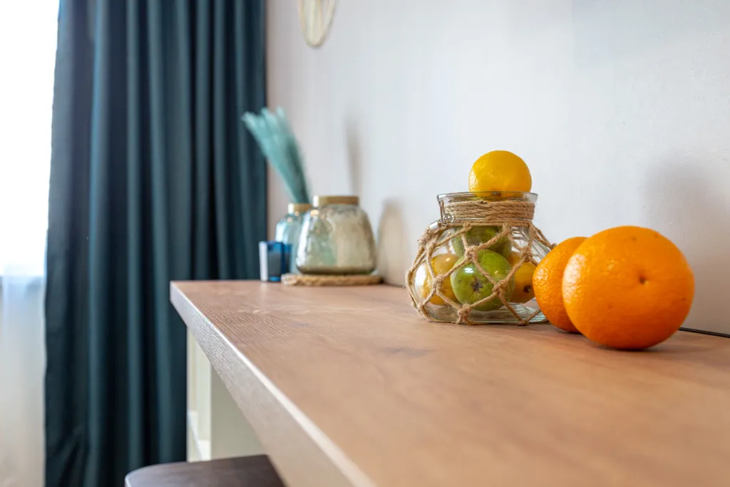 Современная студия Морент с ярким интерьером в жк фрукты