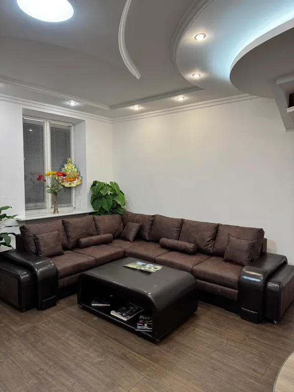 On two levels with two bathrooms