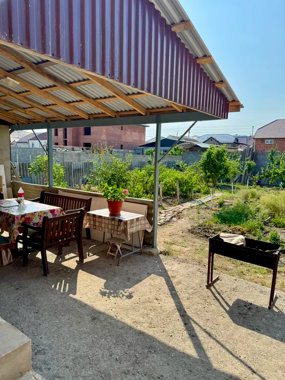 Дом с двором и беседкой в 7 минутах езды от пляжа