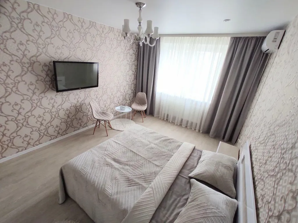 Однушка у озера с кондиционером и свежим ремонтом