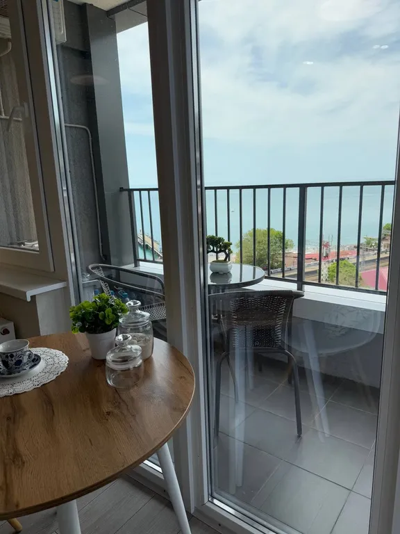 Ретро студия с панорамными окнами с видом на море, бассейн