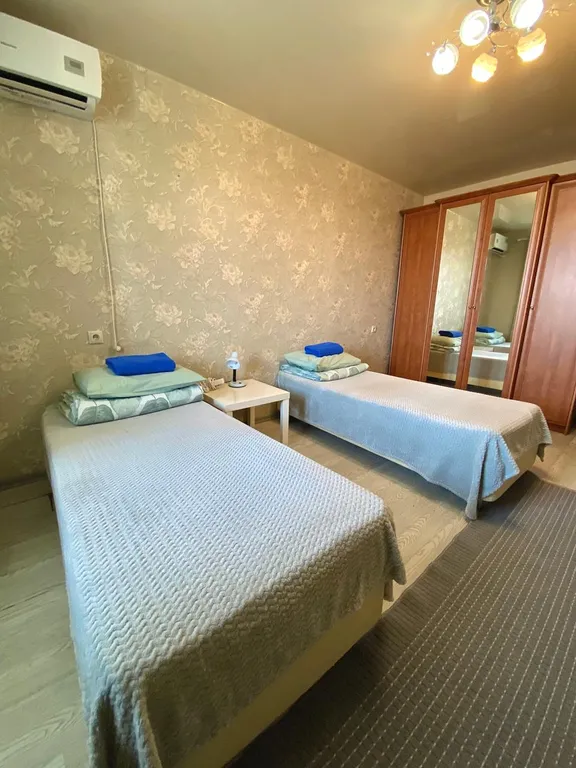 Жилая комната с балконом и общим санузлом