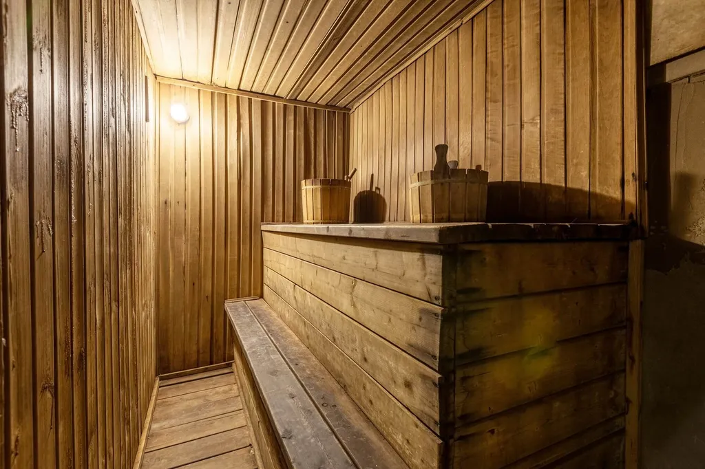 Коттедж с баней на дровах рядом с европарком