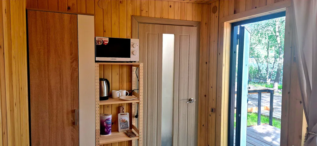 Уютный домик на берегу реки