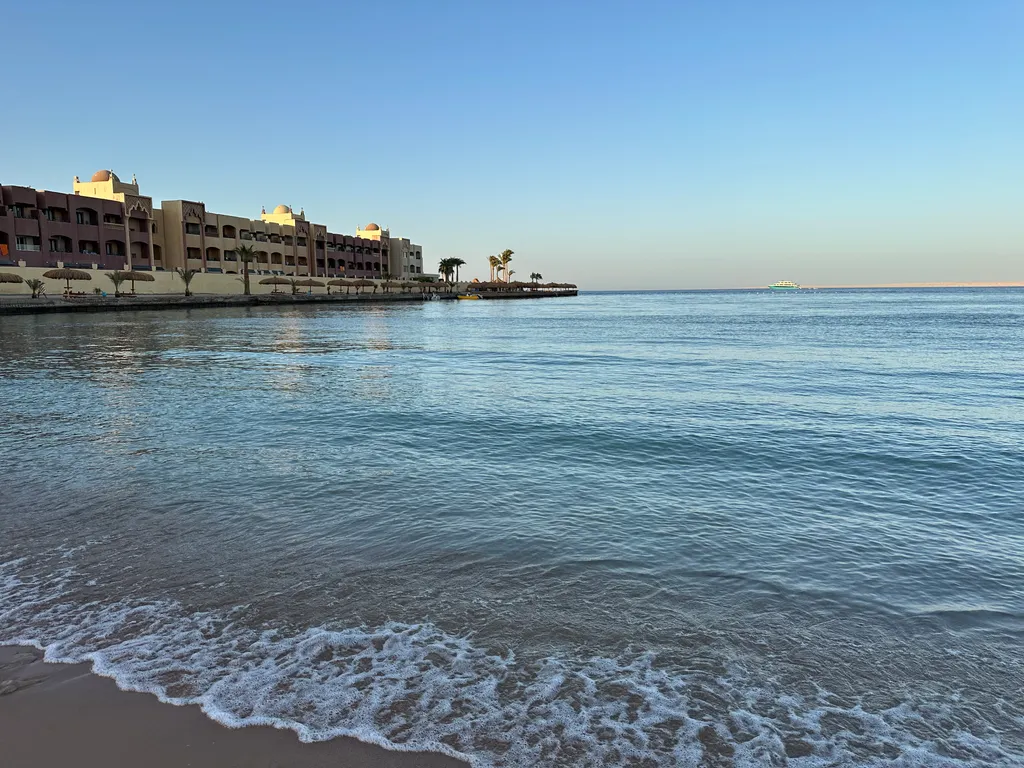 Апартаменты с личным пляжем и бассейном