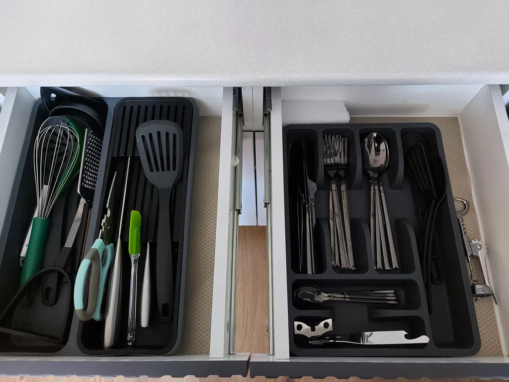 Студия с барной стойкой у окна