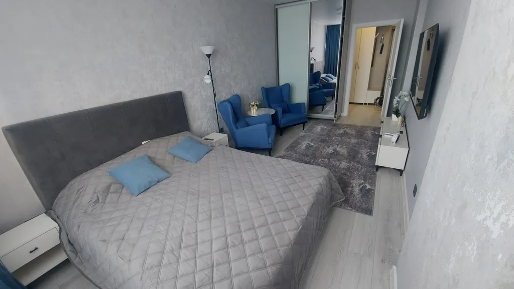 Квартира с видом на город и рощу