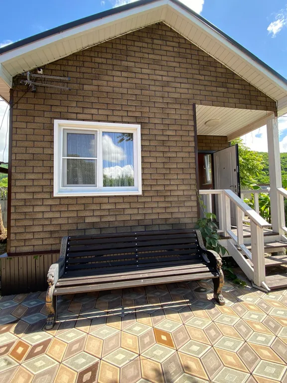 Домик у реки Дах с видом на горы