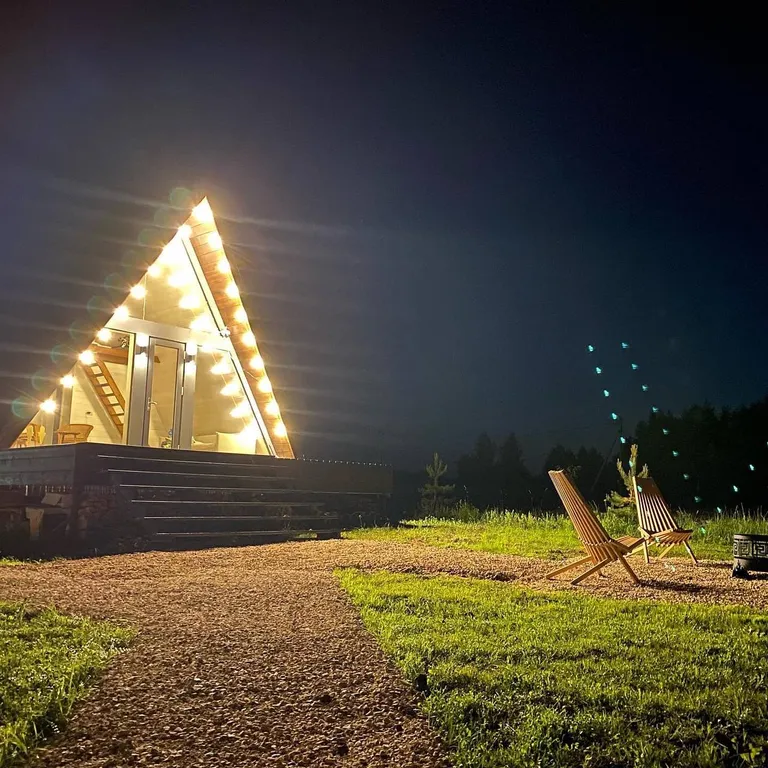 Уникальный треугольный дом в лесу Sky