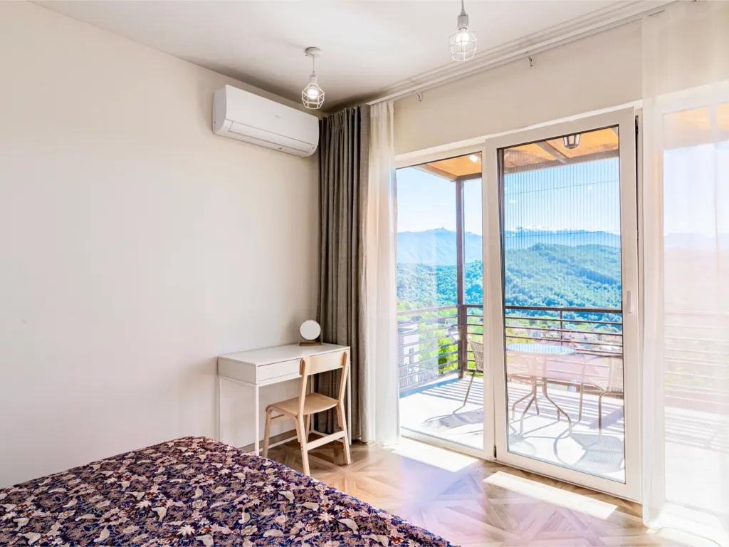 Новый дом с бассейном, сауной и панорамным видом на горы