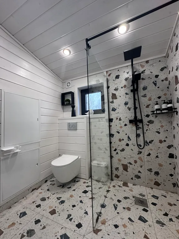 Дом в облаках у леса