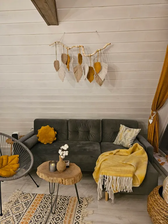 Красивые панорамные домики около леса