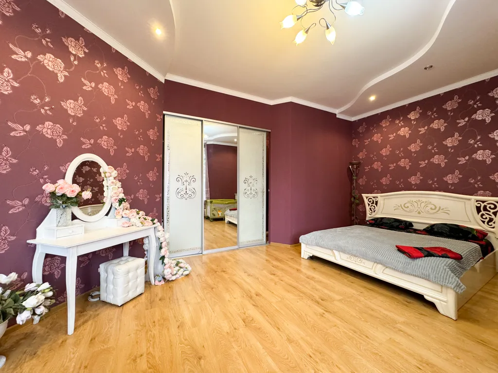 Дом с бассейном у парка Галицкого