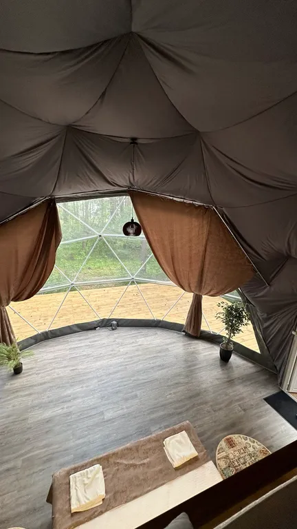 Уютный купольный домик на берегу пруда