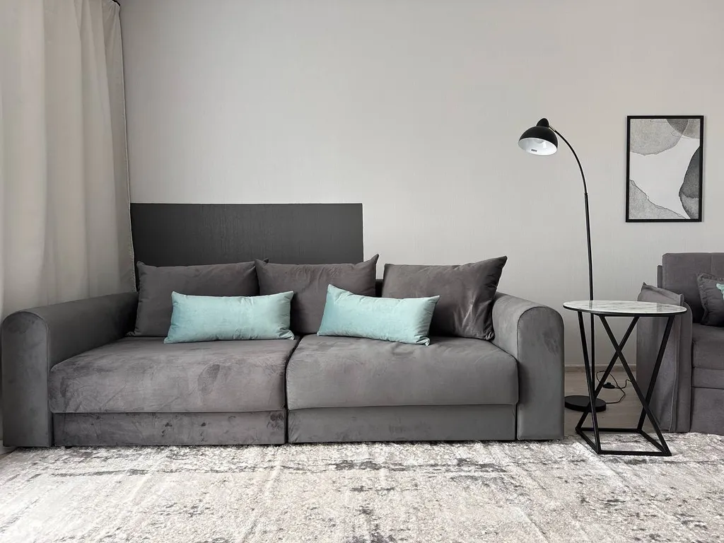 Современная новая квартира в стиле лофт недалеко от берега