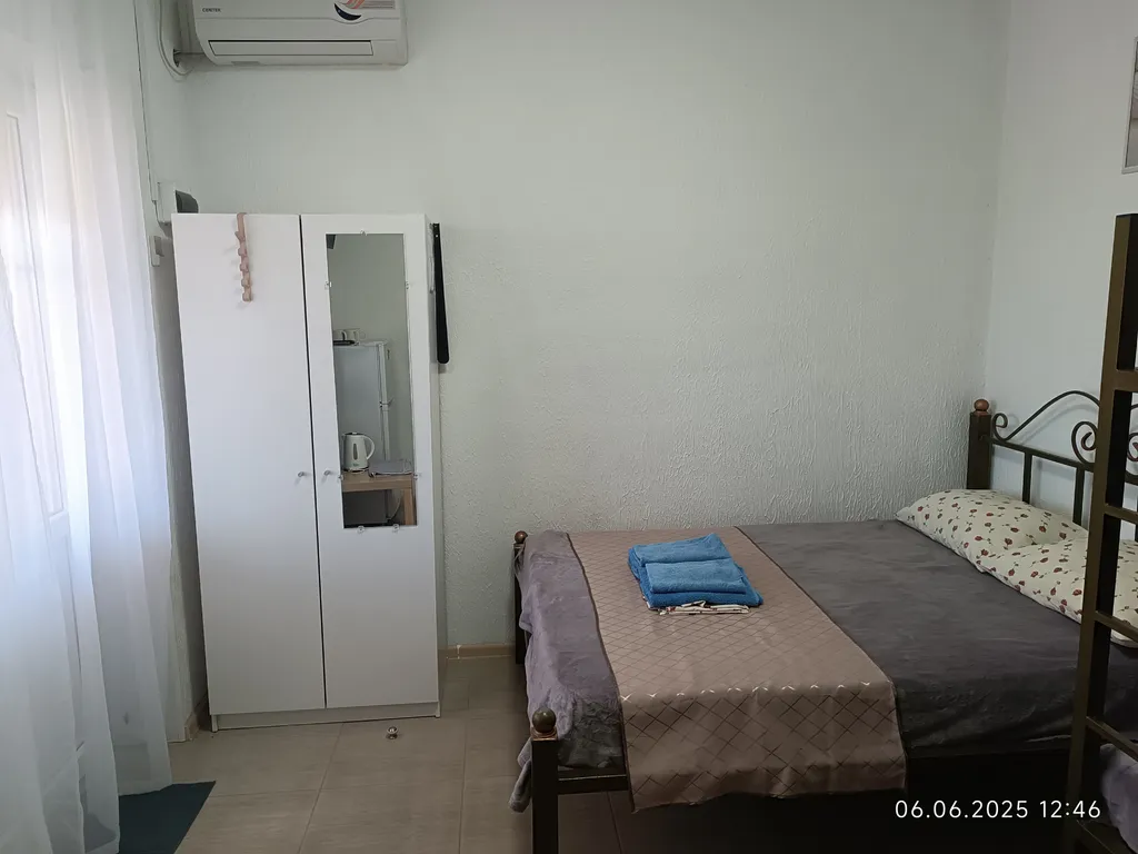 Номер со своим двором и общей кухней